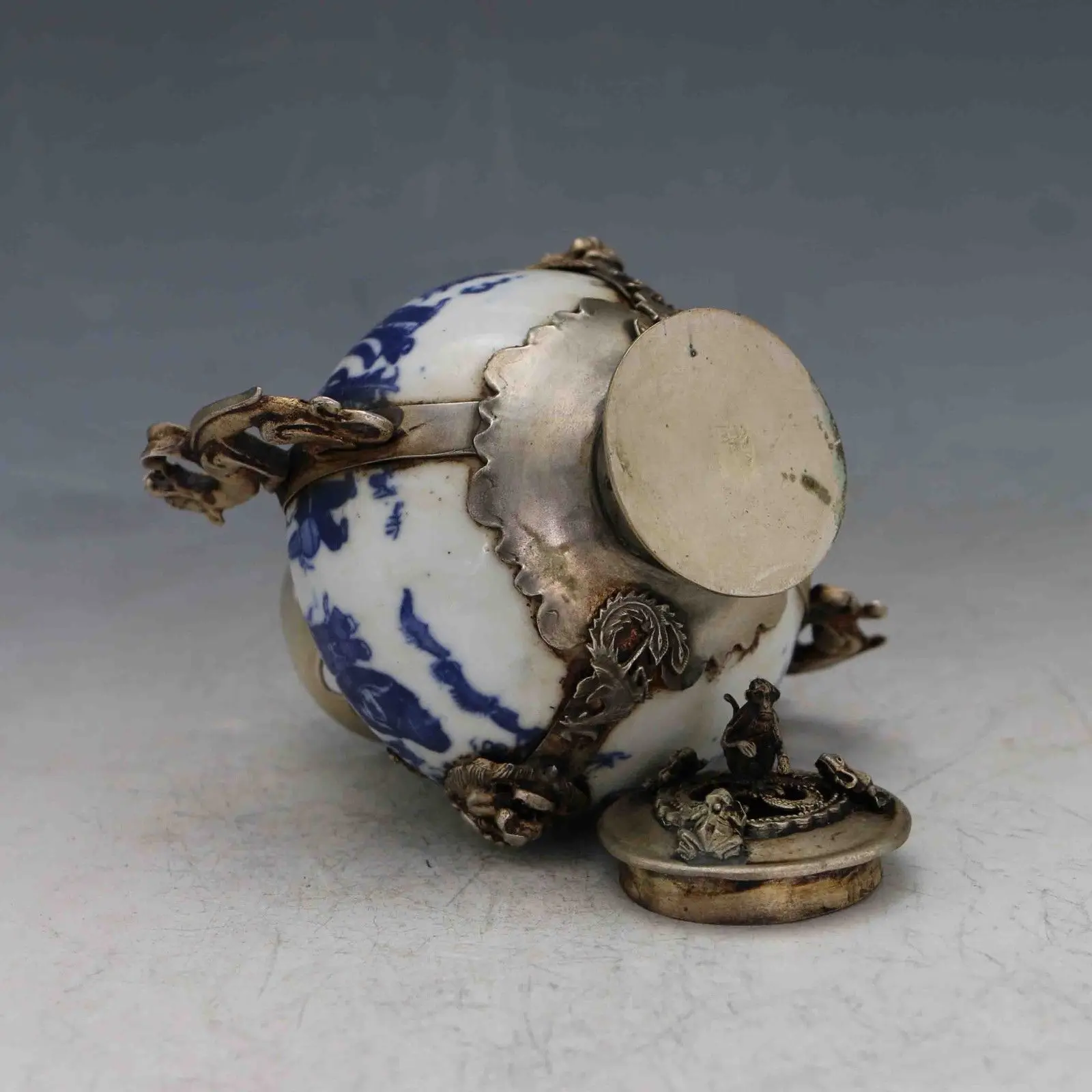 Китайский старинный фарфор инкрустированный тибетский серебряный и крышка с обезьяной курильницей
