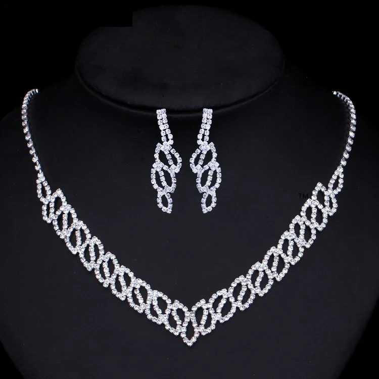 Set collana e orecchini con papaveri Set collana e orecchini con papaveri