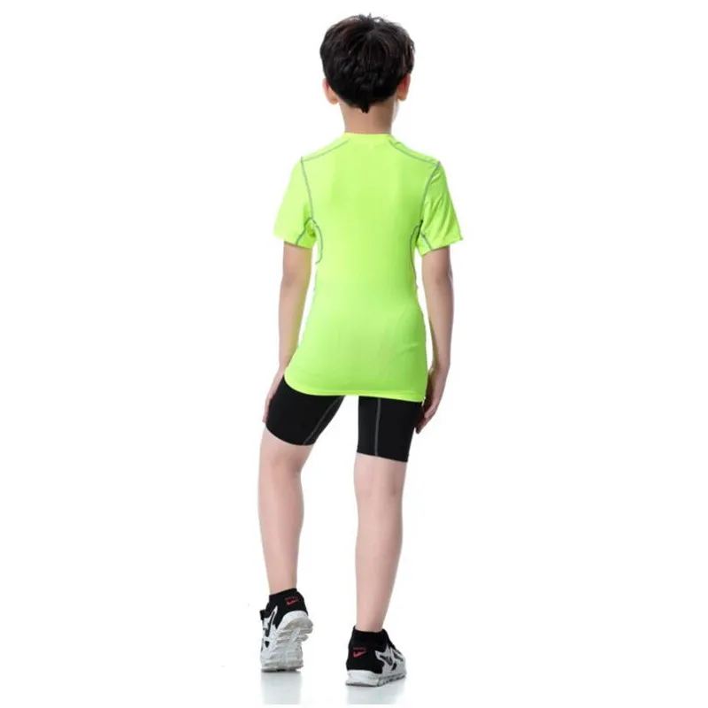 camiseta e shorts com elástico para treino