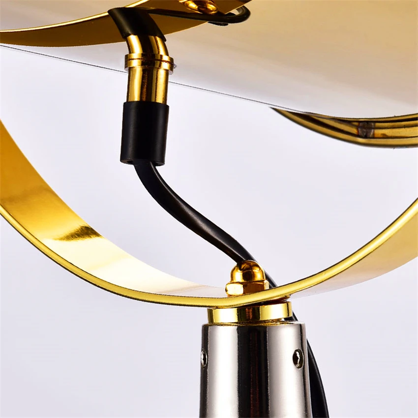 Modern LED Searchlight Floor Light Tripod Base Gold Standing Lamps Chrome Lampshade Standing Lights Metal Floor Lamps Luminaria