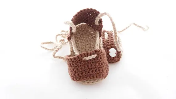 Crochet sandals brown for baby