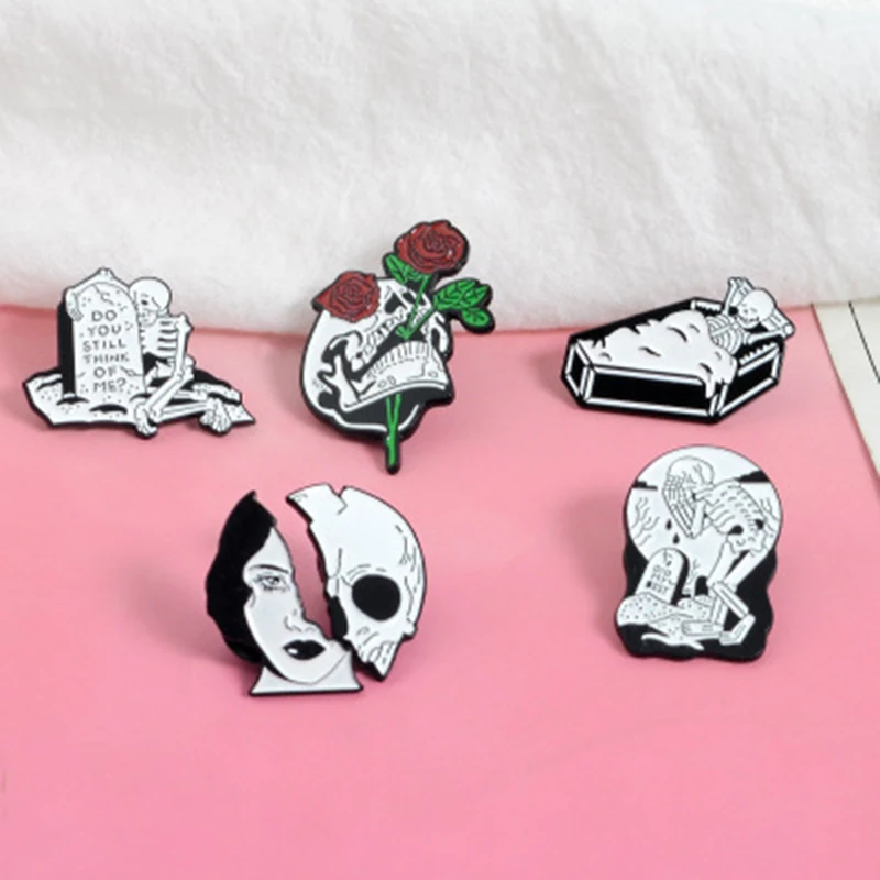 

SexeMara New Hyperbloe Alloy Skull Brooch Personality CartoonTattoo Pattern Oil Enamel Pin Badge Brooch For Women 2019 Hot Sale