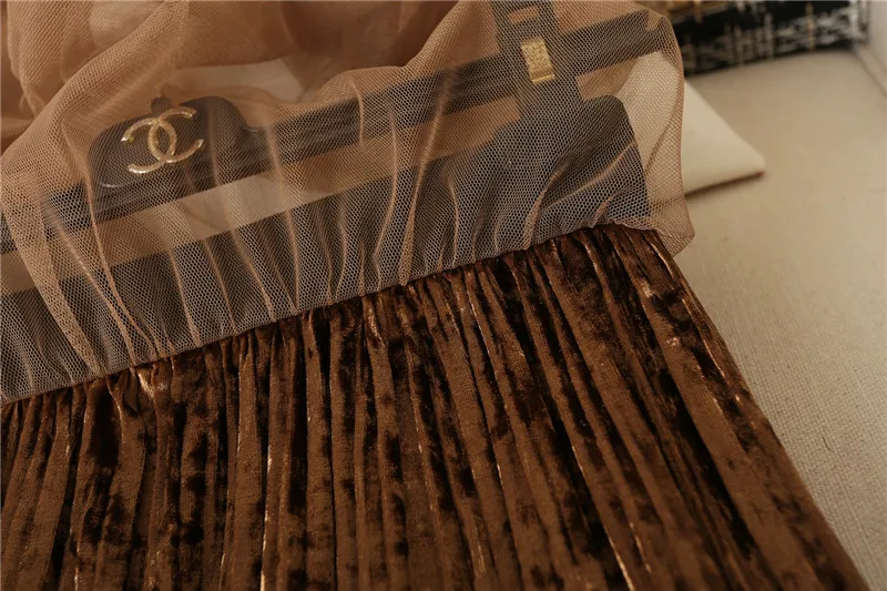 Плиссированная юбка средней длины из золотого бархата с оборками; Двухслойная юбка-американка средней длины; сезон осень-зима