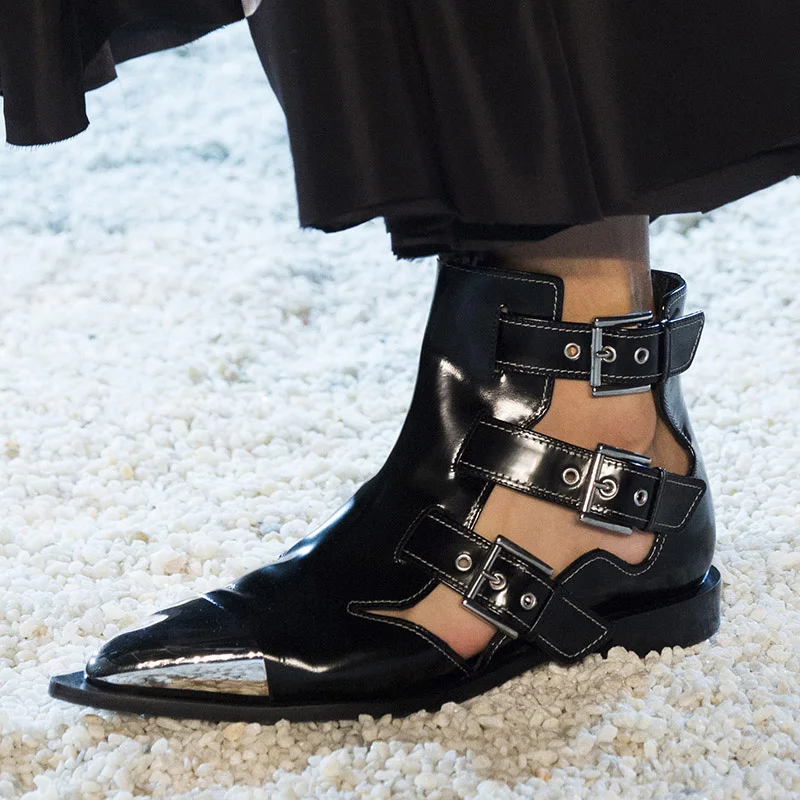 Летние женские ботильоны с заклепками; Черные полусапожки с вырезами и ремешком с пряжкой; модные брендовые туфли на плоской подошве с острым металлическим носком в стиле панк