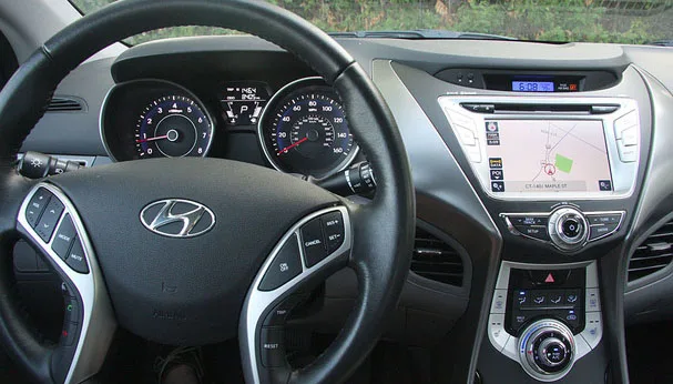 2011-Hyundai-Elantra-interio