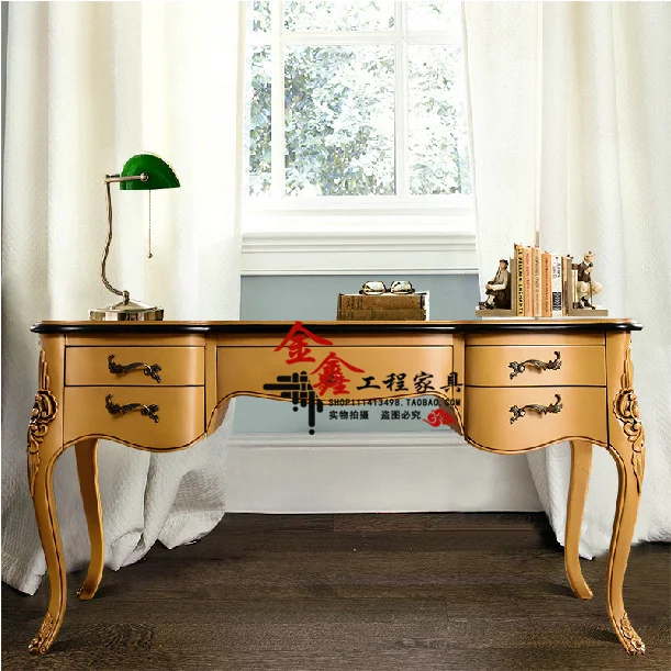 Rústica mesa de madera siguiente a la entrada de la campiña ... Mesa con madera rústica en l