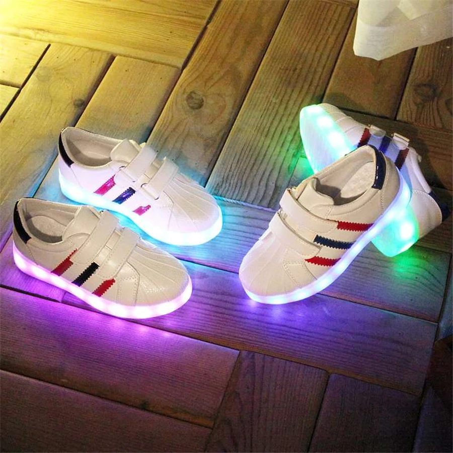 Kids casual shoes ребенок разноцветные светодиодные крыло sapatos мода кроссовки для детей
