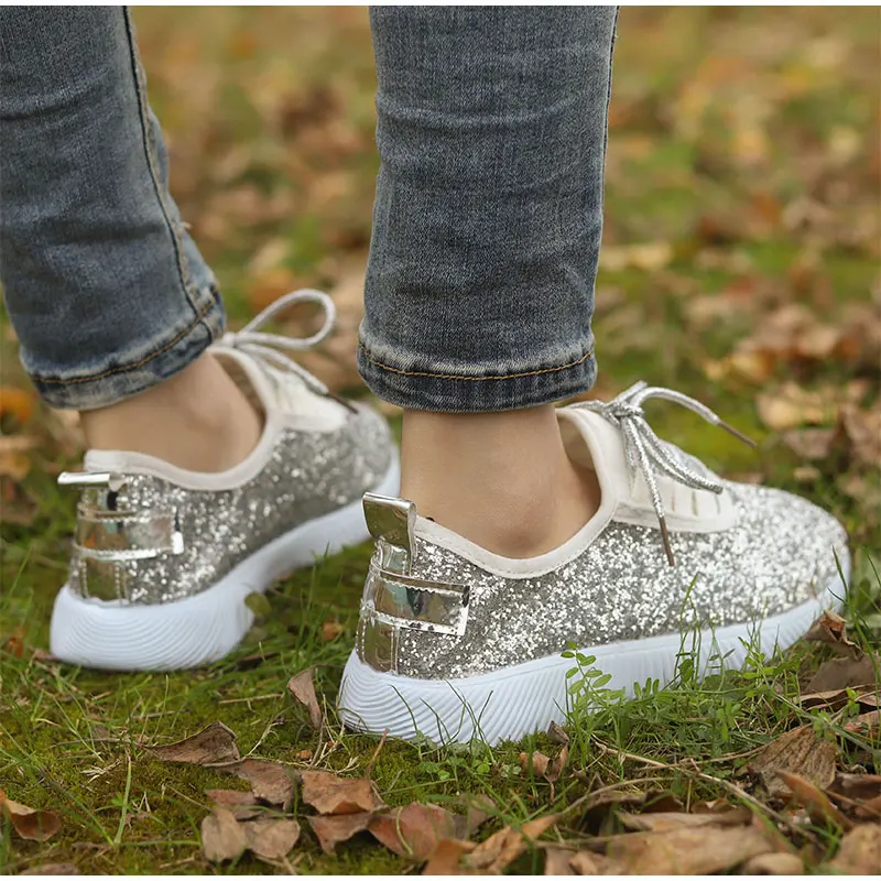 Tino Kino/женские кроссовки на шнуровке; блестящие осенние вулканизированные женские туфли на плоской подошве; шикарная повседневная женская модная обувь на платформе; обувь золотистого цвета размера плюс
