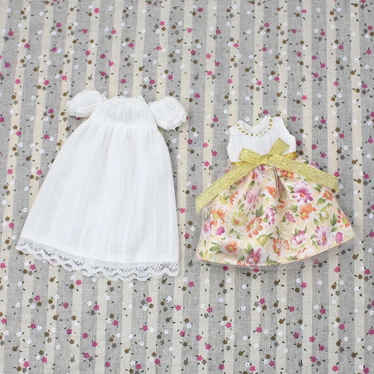 

Outfits for Blyth doll White off-the-shoulder dress and Flower suit for 1/6 azone BJD pullip licca