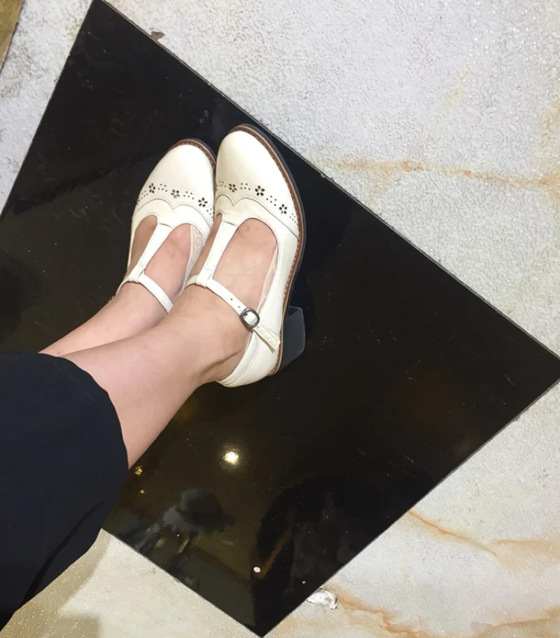 Круглый носок Настоящая кожа толстый дизайнер бежевый туфли на средний каблуке Размер 4 34 грубый башмак марочный Retro высокое качество T ремень новая мода Весна осень Китай китайская