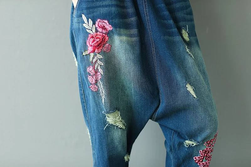 Флора вышивка рваные джинсы Для женщин Повседневное свободные ботильоны Длина джинсовые кросс-брюки