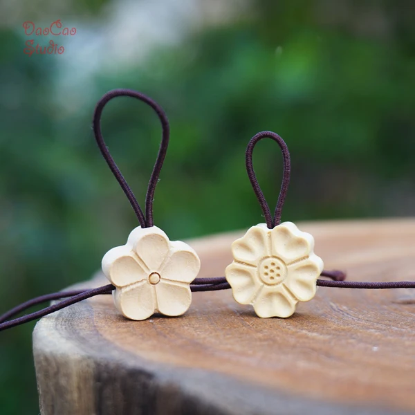 

Natural Boxwood Carved Flower Wooden Guru Beads 3 Holes Tiny Charms Mala Japa Beads Bracelet Jewellry Findings DIY Accessories