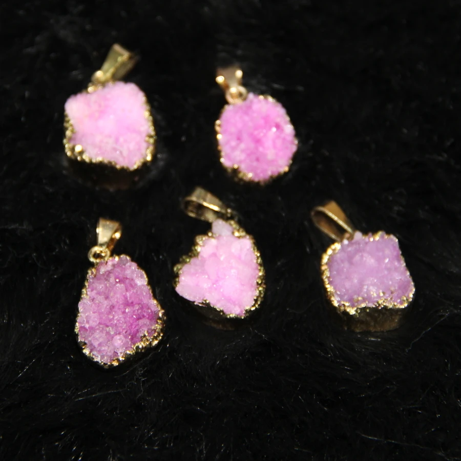 Colgantes de piedra drusa para mujer, colgante de geoda drusa de Color rosa teñido encantador con bordes plateados, 5 piezas, venta al por mayor