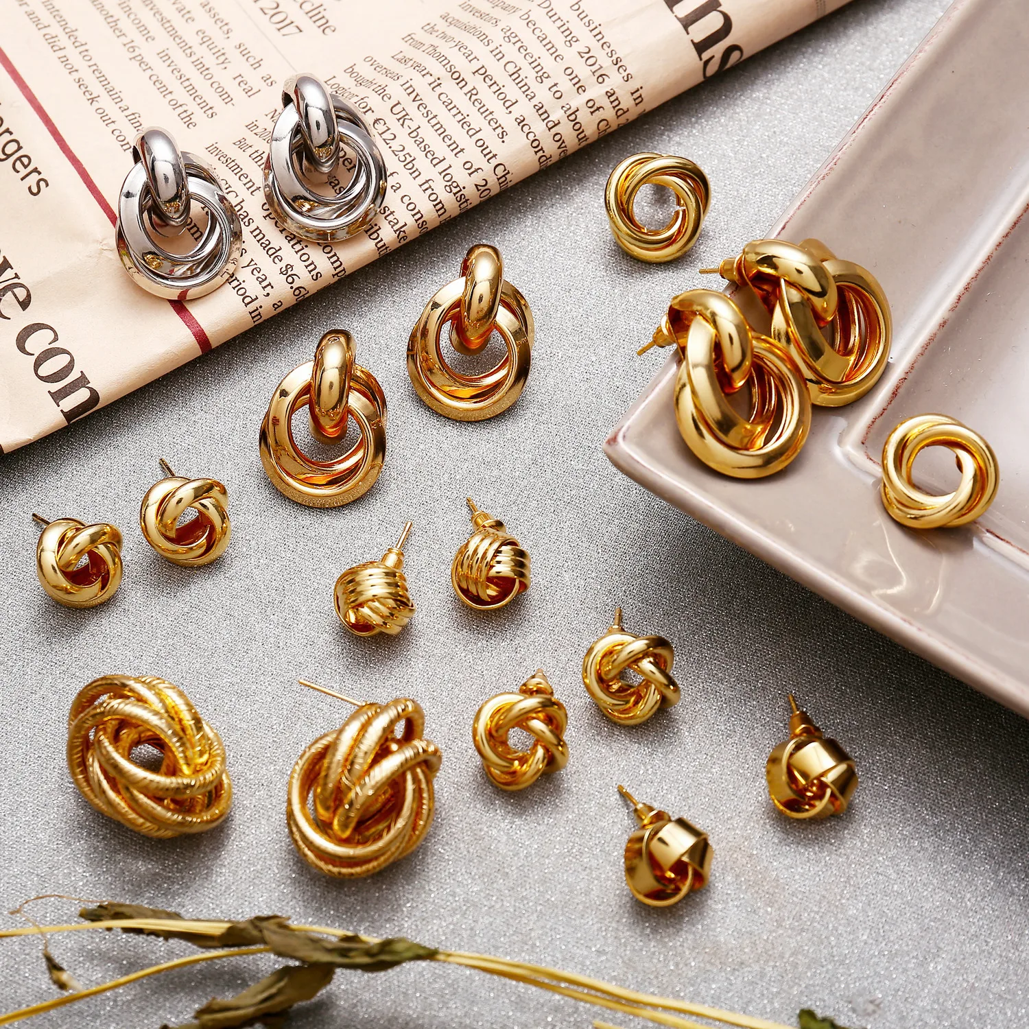

Vintage Gold Stud Earrings for Women 2019 New Geometric Knot Metal Maxi Round Earring Brincos Statement Jewelry