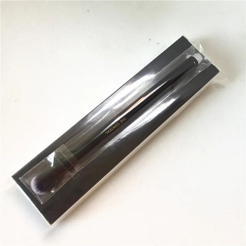 Marc Jacobs The Conceal Brush 14 _ 1