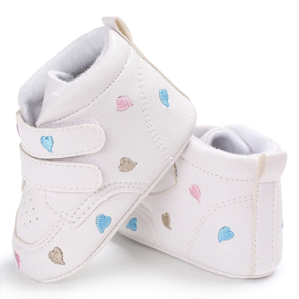 Детская обувь с вышивкой в форме сердца для новорожденных девочек; обувь для первых шагов; кроссовки с нескользящей мягкой подошвой; обувь для малышей