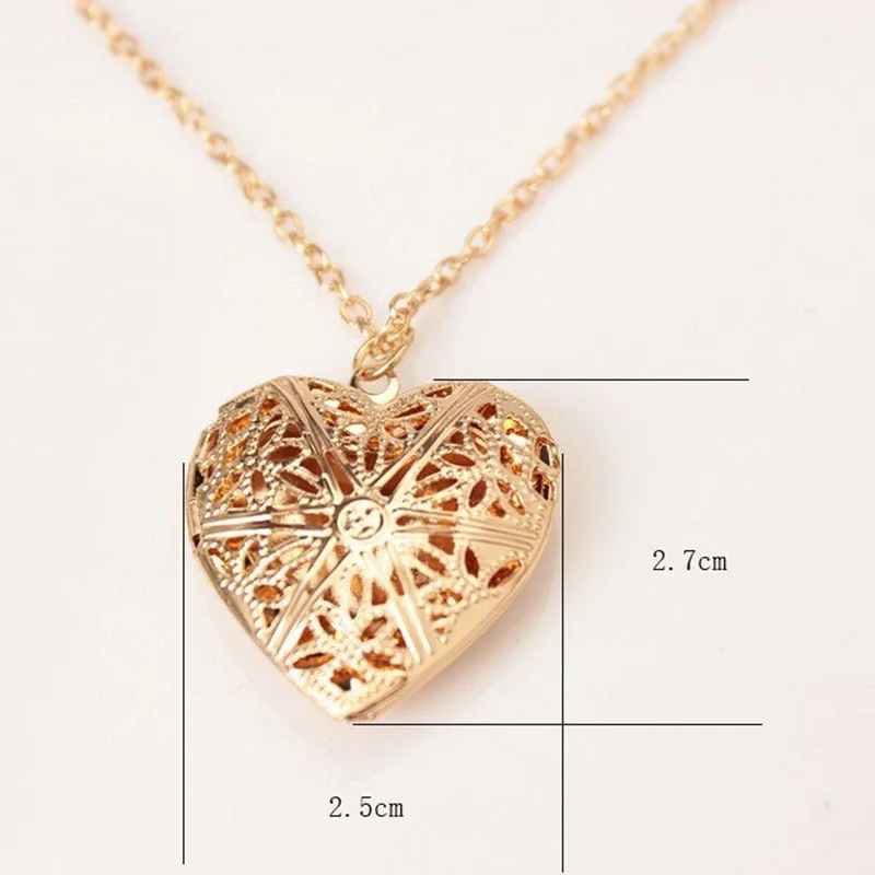 Ожерелье в форме сердца можно открыть чтобы сделать небольшие фотографии