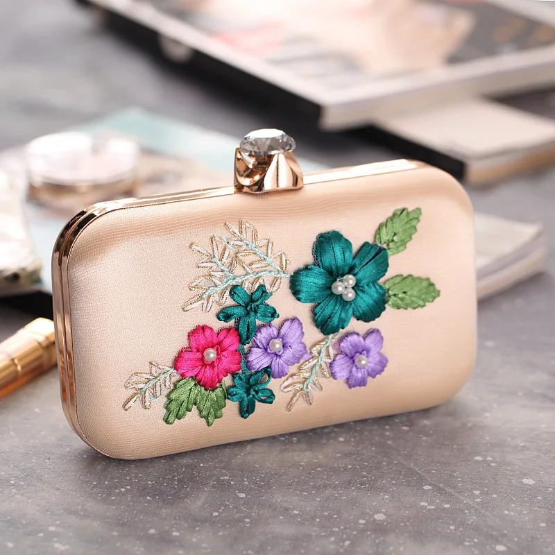 

2018 Embroidered Bag In European and American Fashion Style Decorated with Pearls, Evening Clutch Bag