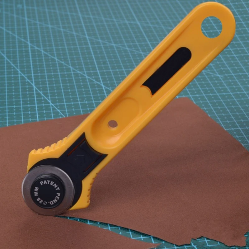 

1pcs 28mm Rotary Cutter Leather Craft Circular Cut Yellow Blade Patchwork Fabric Sewing Hand Tools