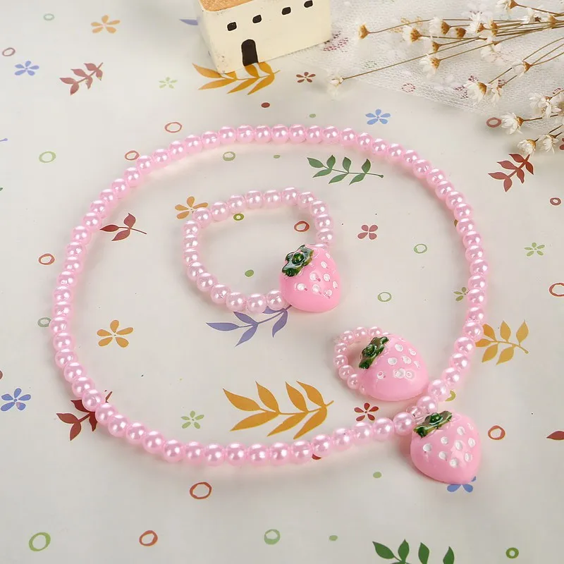 Розовый яркий имитация жемчужное ожерелье наборы Смола Клубника короткое ожерелье браслет кольцо 3 шт./партия лучший подарок для ребенка