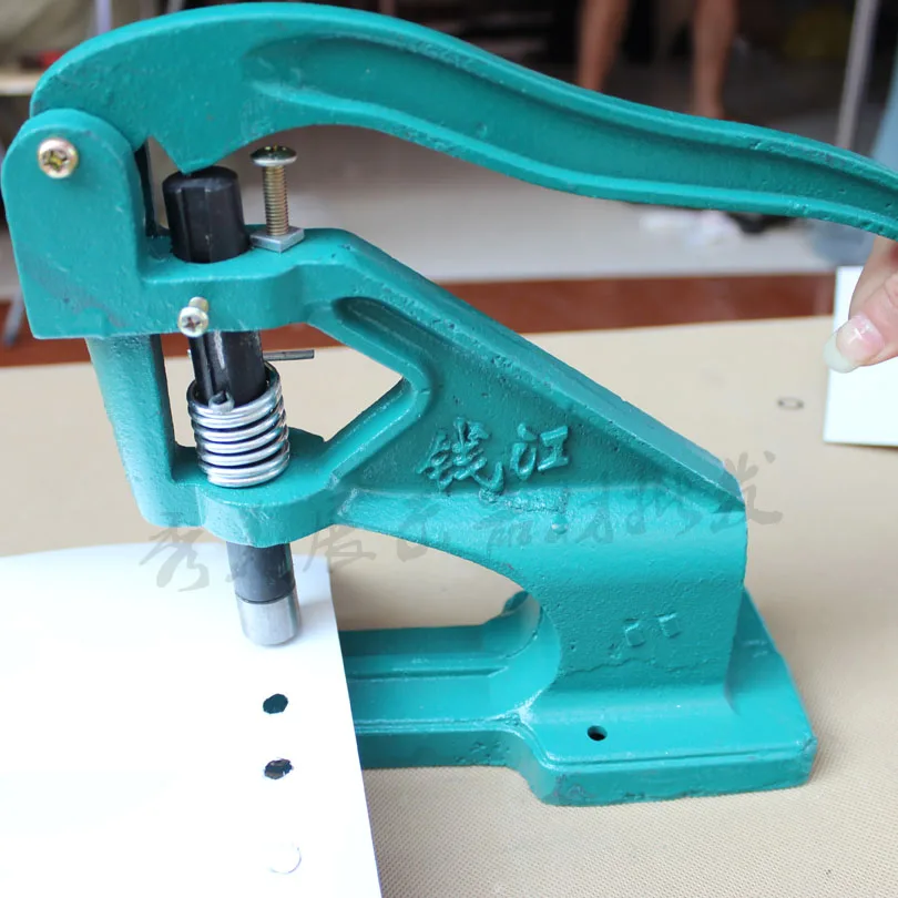 Comment mettre un bouton pression en plastique, métal avec les outils et  magnétique DIY Anna couture 