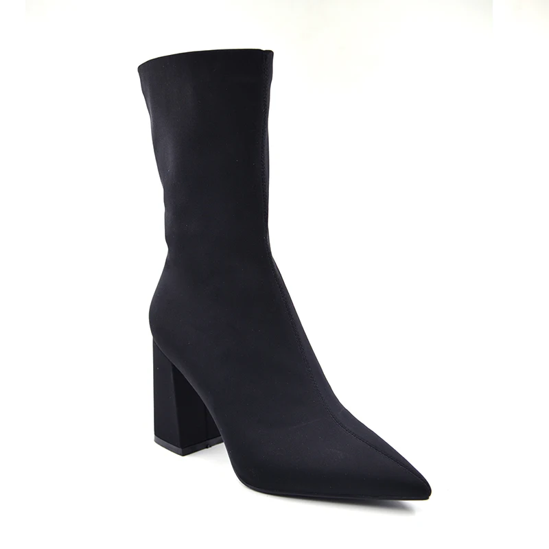 Женские ботинки; женские модные обтягивающие ботильоны из эластичной ткани с острым носком; коллекция года; Женская пикантная обувь на высоком каблуке без застежки; Цвет Черный; большие размеры