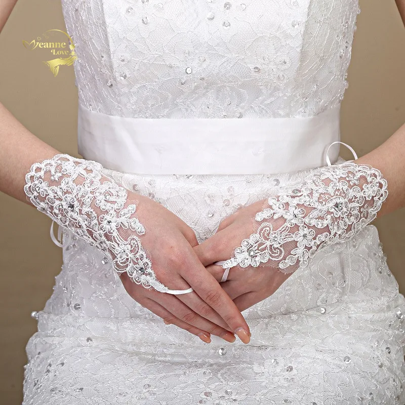 

Red Lace Bridal Gloves Fingerless Beaded Wrist Length Women Short Cheap Gloves Bruids Handschoenen Accessoires De Mariage 2019