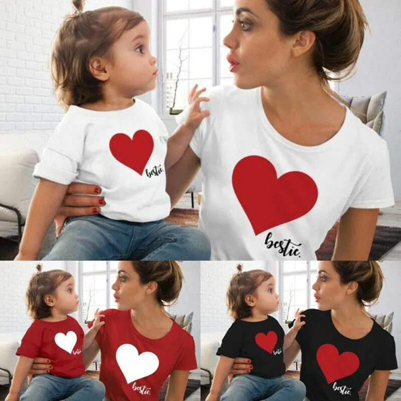 Семейные комплекты для мамы и дочки; футболка с принтом сердца; топы; блузка; Одинаковая одежда для мамы и дочки; Модная одежда с круглым вырезом