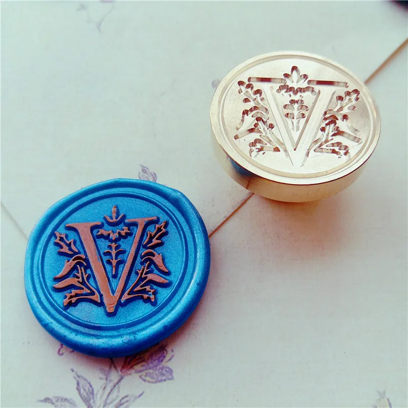 WHITE Wooden Sealing Wax Stamp 24 Alphabet Letter Seal Stamp Plant Flower Vine Retro Seal Post For Wedding Party Decoration - Цвет: V