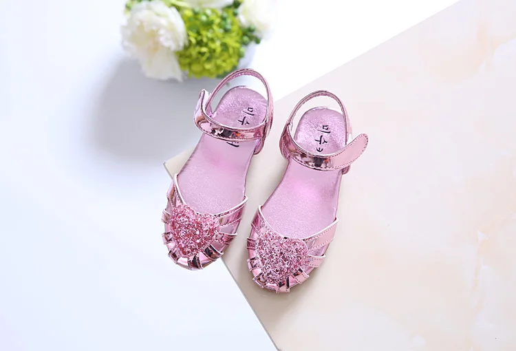 Новые блестящие сандалии-гладиаторы для девочек, детская летняя однотонная обувь с сердечками розового, золотого, серебряного цвета, размеры 21-36, для детей 12 мес.-14 лет