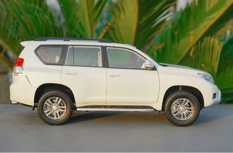 1:18 Toyota Land Cruiser Prado Diecast Suv Car Model Toys For Boy Gifts Collection Hobby White Green With New Original Box