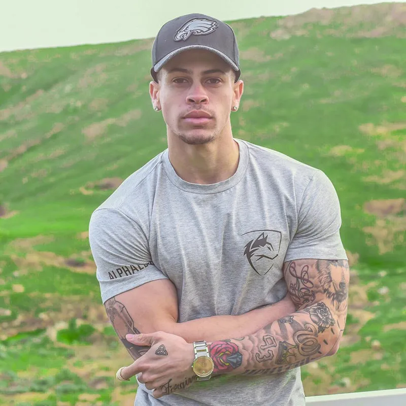 الرجال القمصان Alphalete الجمنازيوم اللياقة البدنية كمال الاجسام ضئيلة تي شيرت الرجال قصيرة الأكمام العلامة التجارية عارضة التي شيرت عالية الجو...