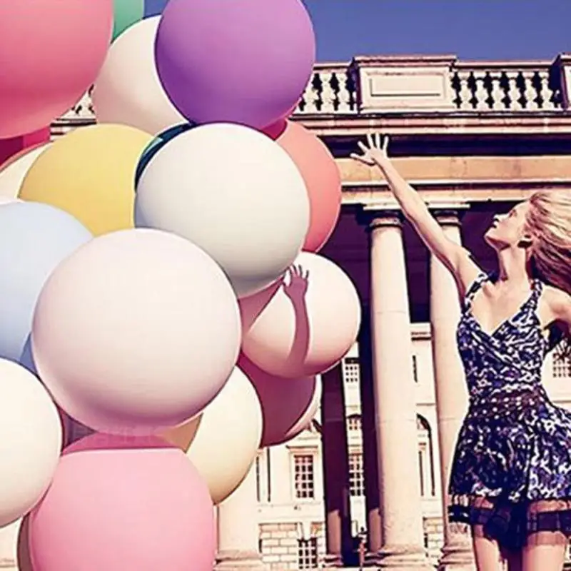 большие шары девушек. фотосессия с воздушными шарами. фотосессия с воздушными шариками. большие шары девушек. праздничные шарики.
