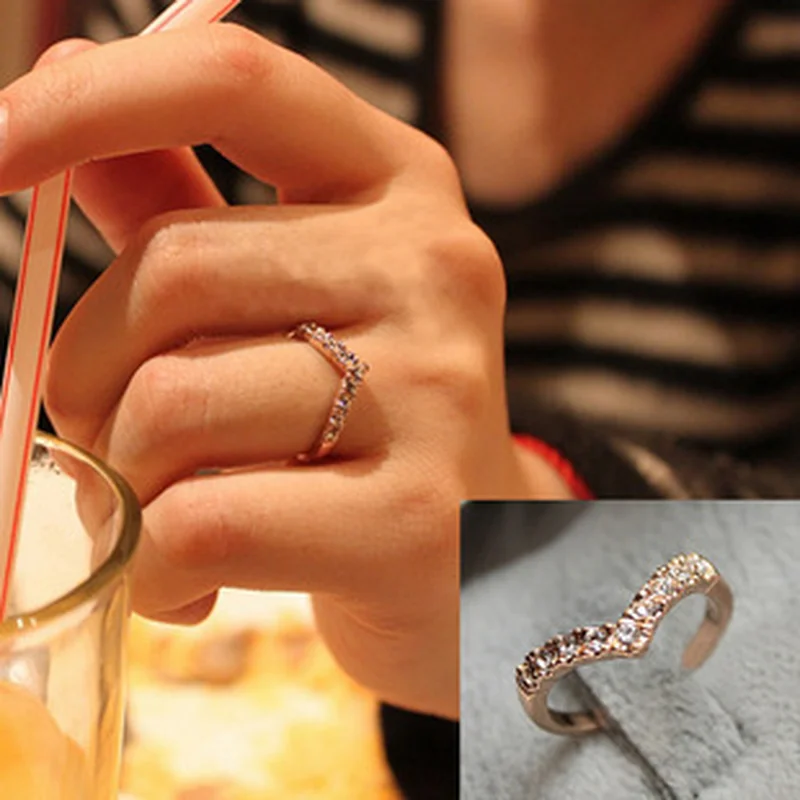 

LQCRWOC 2019 New Fashion Jewelry Ring V-shaped Unique Design Inlaid Crystal Ring Jewelry Wholesale Free Shipping Anniversary