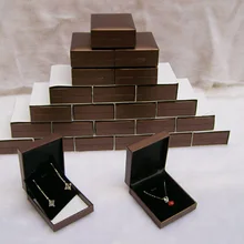 Качество 25 шт/Партия Ювелирные изделия подарок кулон с секретом коробка коричневый кожзаменитель пластиковые черные бархатные вставки кофейные серьги коробка