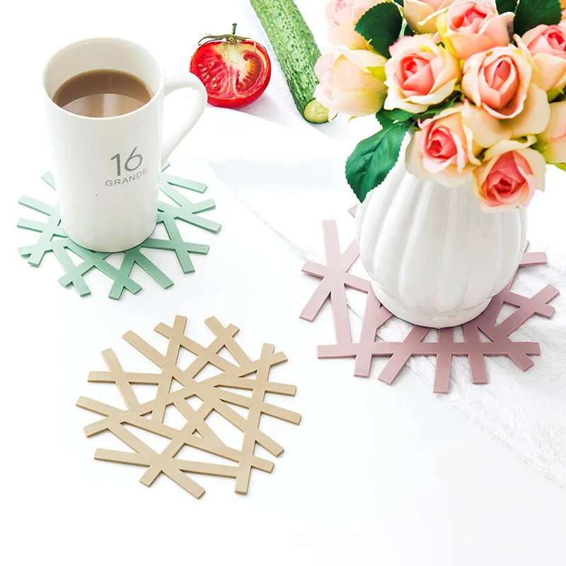 

Creative PVC Snowflake Hollow Coaster Coffee Tea Milk Cup Mats Heat-insulated Non Slip Table Coasters Durable Bowl Pad Disc Mat