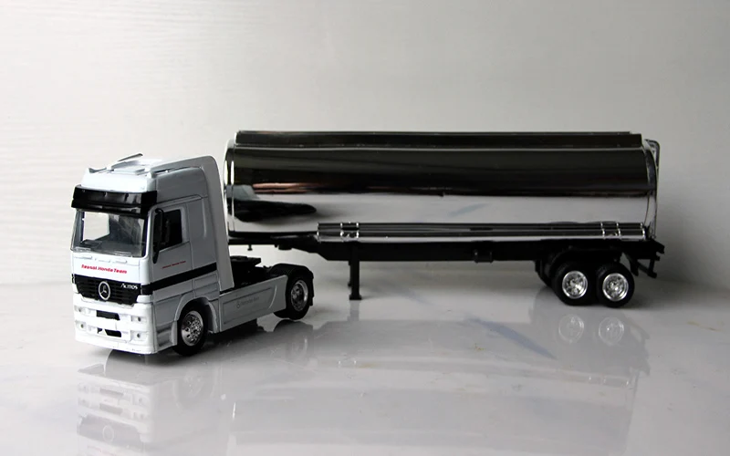 Модель 1/43 года. Классическая модель Mercedes Truck Tanker. Модель с серебряным корпусом. Винтажный игрушечный автомобиль. Подарок на день рождения