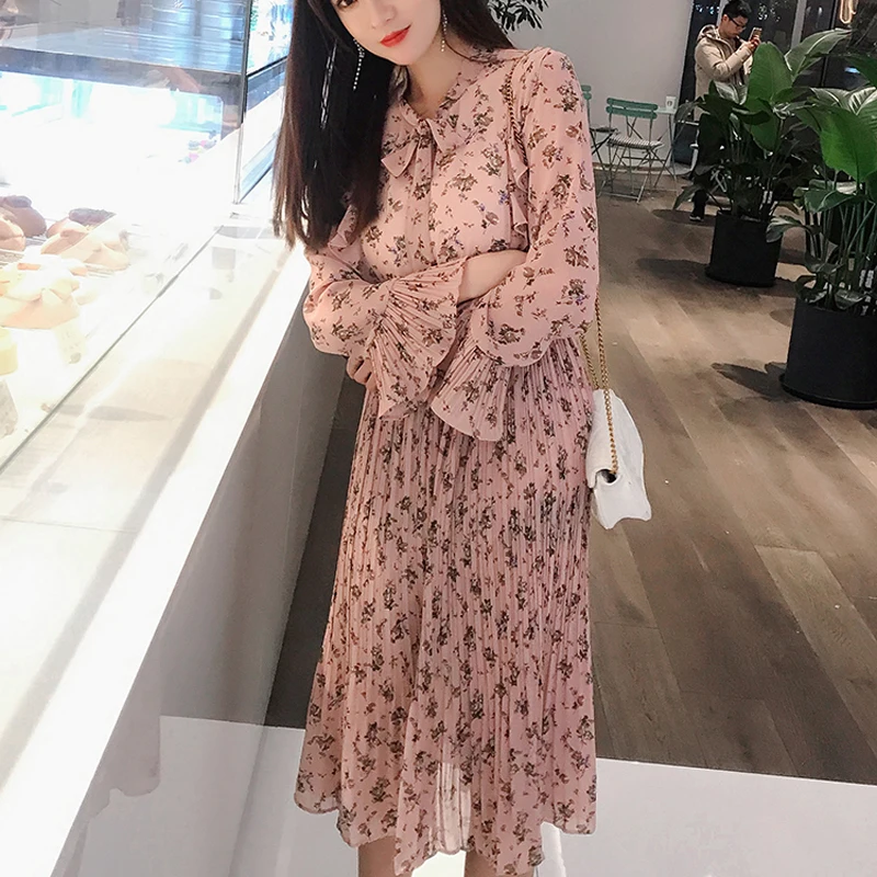

BGTEEVER Vintage Bow Stand Collar Floral Printed Women Dress Flare Sleeve Pleated Female Chiffon Dress 2019 Women Midi Vestidos