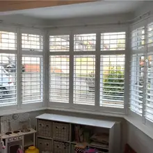 Сплошное дерево двухпапок затвора с открытым жалюзи краски отделка для двери и окна