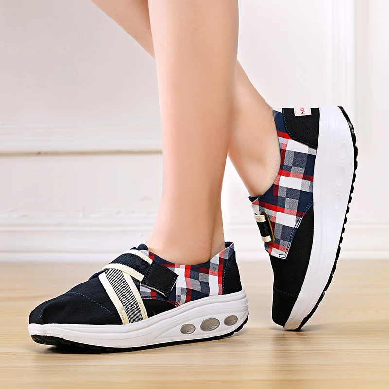 Новые женские теннисные туфли; Feminino Zapatillas Deportivas Muje; дышащие Нескользящие туфли на танкетке