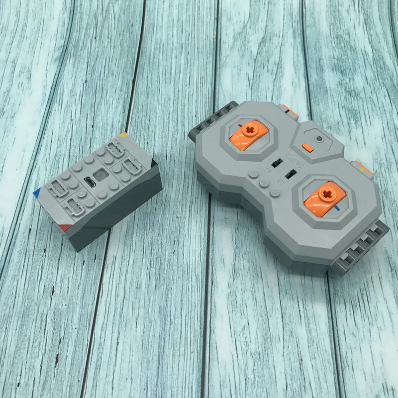 

Lithium battery (rechargeable) + 4 remote control Lithium battery can connect 4 PF 8878-1 54599 MOC Building Blocks Toys