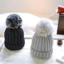 Свернувшись зима Для мужчин и Для женщин трикотажные шапочки Съемная Skullies шапочки gorros теплые Шапки шапки Silver Fox Мех животных pom шары