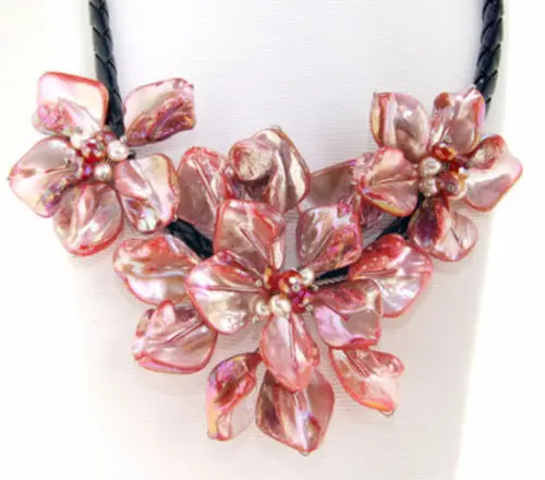 

0001092 Red Shell Mop Flower FW Pearl Necklace 18