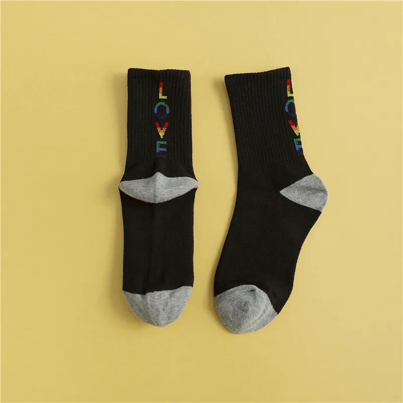 1 пара женских носков Осенние новые носки зимние Модные Удобные однотонные носки с буквами в консервативном стиле Длинные повседневные женские носки - Цвет: Черный