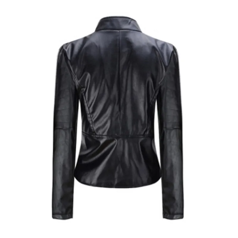 Женская кожаная куртка черная облегающая байкерская с длинным рукавом весна
