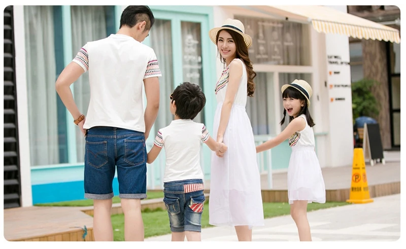 Летние одинаковые комплекты для семьи пляжные платья в этническом стиле для мамы и дочки белая футболка для папы и сына комплекты одежды для семьи