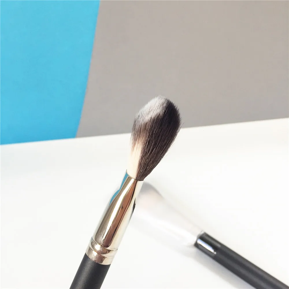 MAC 127 Split Fibre Face Brush _ 5