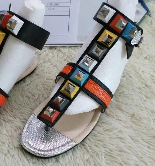 Популярные разноцветные сандалии с ремешками на лодыжке; летние женские модные сандалии на плоской подошве с открытым носком; женские пикантные модельные туфли с пряжкой на лодыжке