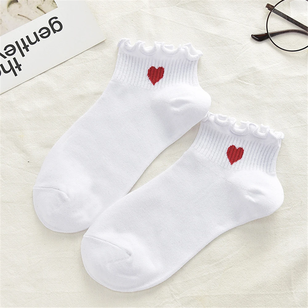 Новинка, женские хлопковые красивые белые черные носки, милые голени для девочек, короткие носки в полоску с сердечками, 35-40