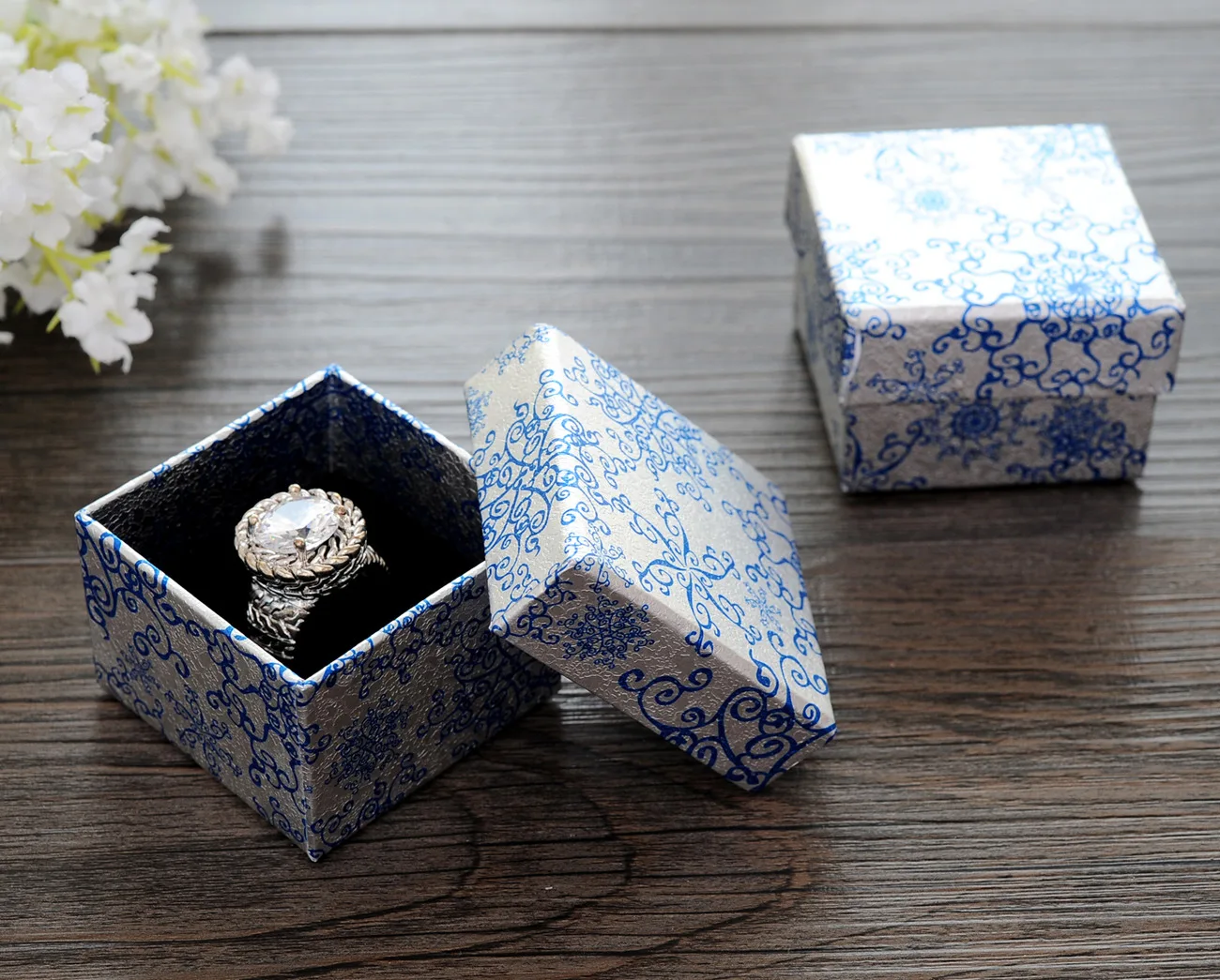 DoreenBeads коробка ювелирных изделий оптом белого и синего цветов с цветочным узором кольцо серьги ювелирные изделия коробка подарочная упаковка площадь 5*5*3,8 см цельнокроеное платье
